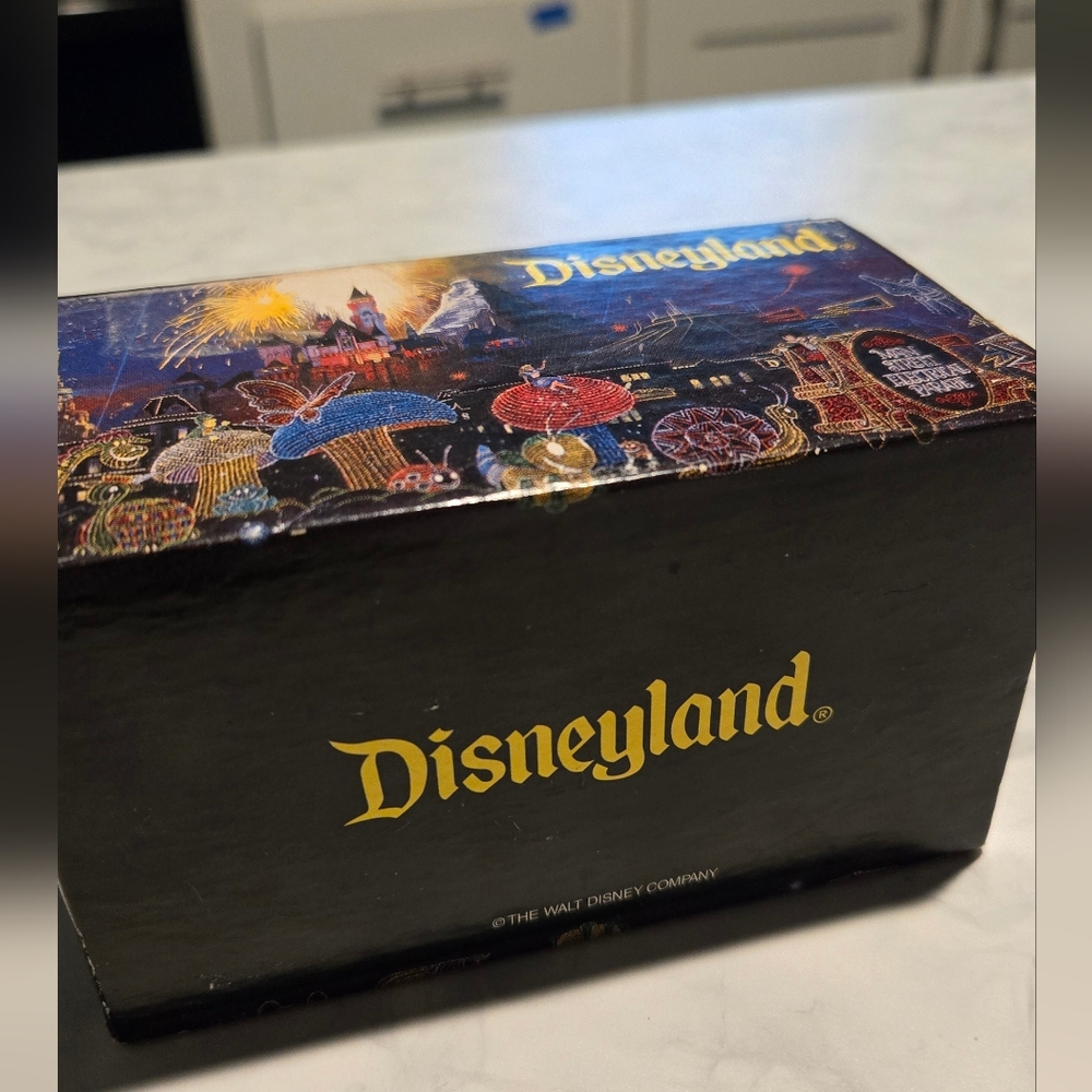 Disneyland Main Street Electrical Parade Retired Lightbulb Keepsake Souvenir - Picture 3 of 3